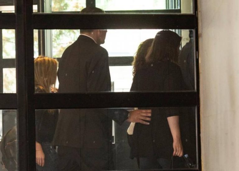 FOTOGRAFÍA. ESPLUGAS DE LLOBREGAT (BARCELONA) ESPAÑA, 06.06.2019. La cantante Shakira (al fondo, tapada) ha eludido este jueves. Efe