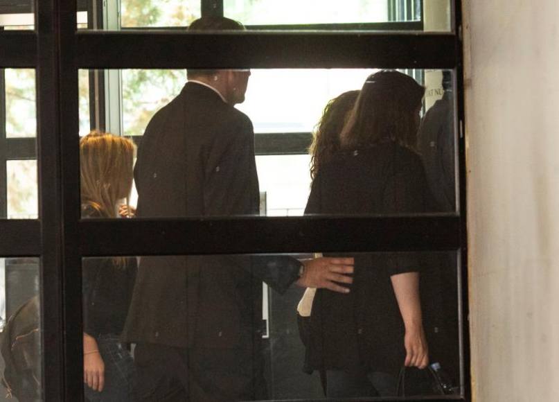 FOTOGRAFÍA. ESPLUGAS DE LLOBREGAT (BARCELONA) ESPAÑA, 06.06.2019. La cantante Shakira (al fondo, tapada) ha eludido este jueves. Efe FOTOGRAFÍA. ESPLUGAS DE LLOBREGAT (BARCELONA) ESPAÑA, 06.06.2019. La cantante Shakira (al fondo, tapada) ha eludido este jueves. Efe