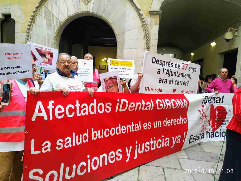 FOTOGRAFÍA. GERONA (CATALUÑA) ESPAÑA, 15.06.2019. Un grupo de manifestantes movilizados por la Plataforma de Afectados por I-Dental, que lidera María Dolores García. Ñ Pueblo