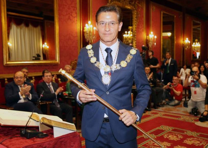 FOTOGRAFÍA. GRANADA (ESPAÑA), 15.07.2019. El líder de Ciudadanos en Granada, Luis Salvador, se ha convertido este sábado en el alcalde de la ciudad. Efe FOTOGRAFÍA. GRANADA (ESPAÑA), 15.07.2019. El líder de Ciudadanos en Granada, Luis Salvador, se ha convertido este sábado en el alcalde de la ciudad. Efe