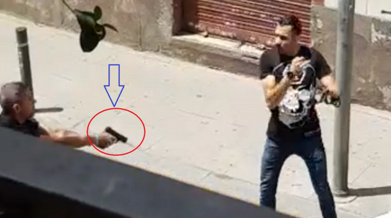 Un Mozo dispara al aire para sofocar el ataque de Okupas en Hospitalet