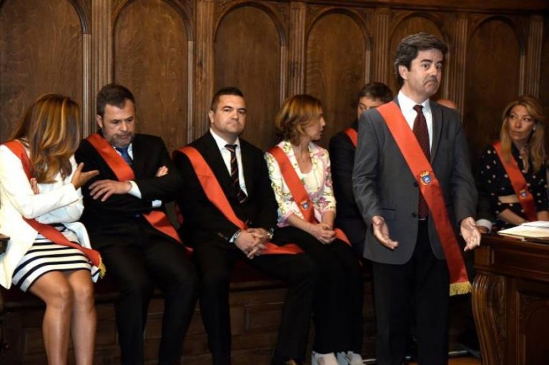 FOTOGRAFÍA. HUESCA (ESPAÑA), 15.07.2019. El alcalde socialista de Huesca, Luis Felipe, investido sin mayoría absoluta por desacuerdo entre las tres derechas (VOX, PP y Cs). Efe.