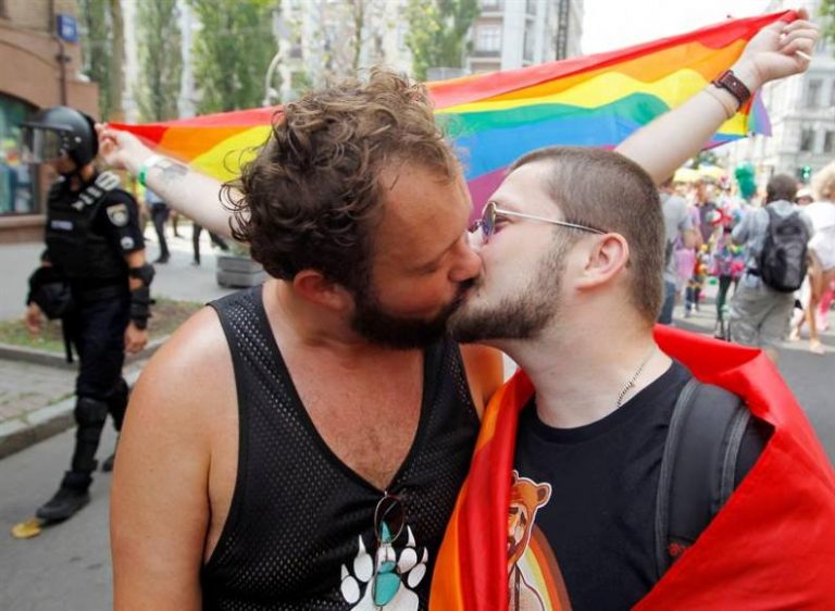 FOTOGRAFÍA. KIEV (UCRANIA), 23.07.2019. Vista de dos varones homosexuales besándose con el motivo del día del orgullo gay hoy en Kiev (Ucrania). Efe