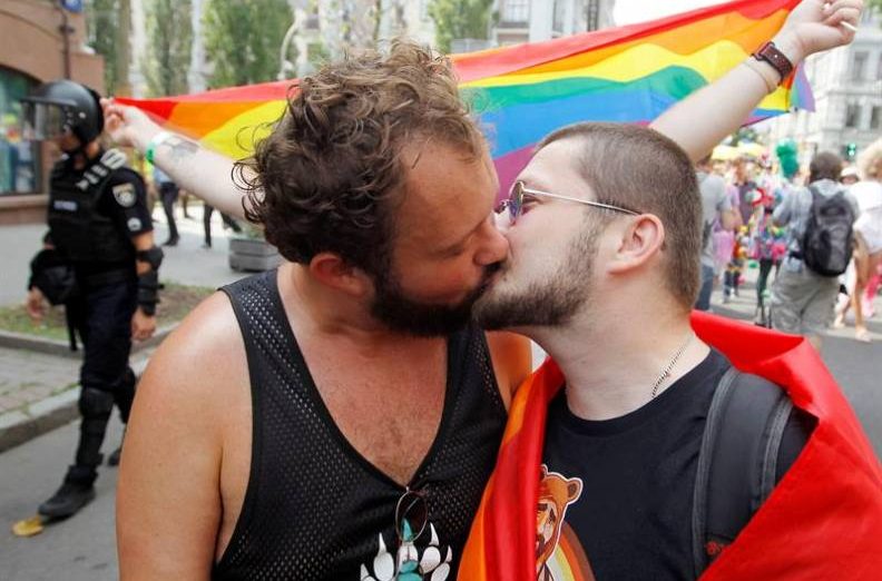 FOTOGRAFÍA. KIEV (UCRANIA), 23.07.2019. Vista de dos varones homosexuales besándose con el motivo del día del orgullo gay hoy en Kiev (Ucrania). Efe