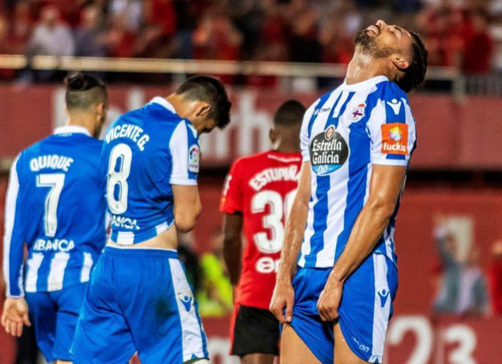 FOTOGRAFÍA. LA CORUÑA (ESPAÑA), Los jugadores del Deportivo, al término del partido de ascenso. Efe.