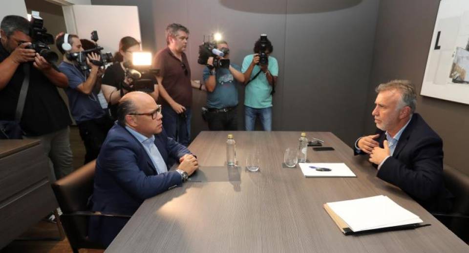 FOTOGRAFÍA. LAS PALMAS (ESPAÑA), 03.06.2019. El secretario general de Coalición Canaria, José Miguel Barragán (i), y el secretario general del PSOE en Canarias, Angel Víctor Torres. Efe