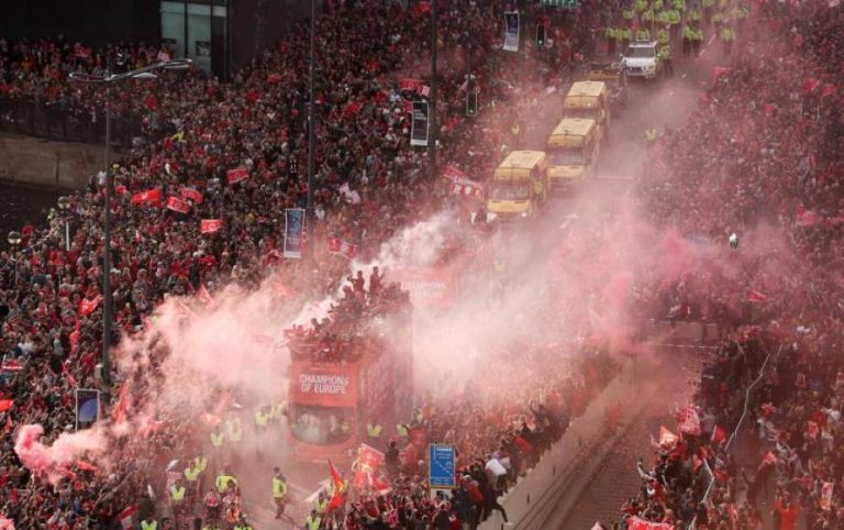 FOTOGRAFÍA. LIVERPOOL (REINO UNIDO), 02.06.2019. Los jugadores del Liverpool se dieron este domingo un baño de multitudes. Efe.
