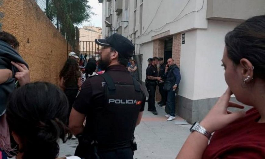 FOTOGRAFÍA. LOS ROSALES (CEUTA) ESPAÑA, 12.07.2019. La Policía Nacional y los vecinos en la barriada de Los Rosales, en Ceuta, donde un agente de la Guardia Civil. Efe