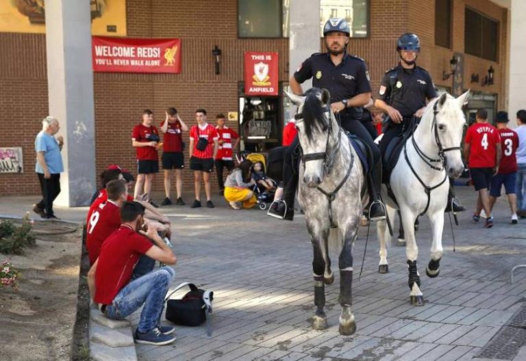FOTOGRAFÍA. MADRID (ESPAÑA), 01.06.2019. Aficionados del Liverpool en los alrededores de la plaza de Felipe II, zona de encuentro habilitada para los seguidores del Liverpool. Efe.