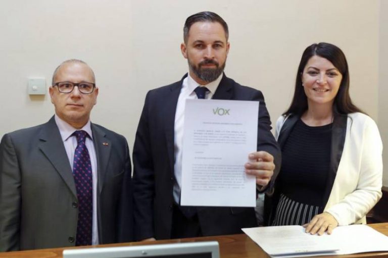 FOTOGRAFÍA. MADRID (ESPAÑA), 03.06.2019. El líder de Vox, Santiago Abascal (c), junto a la secretaria general del grupo parlamentario, Macarena Olona (d). efe