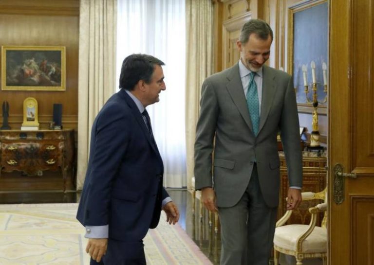 FOTOGRAFÍA. MADRID (ESPAÑA), 05.06.2019. El rey Felipe VI recibe al portavoz del PNV en el Congreso, Aitor Esteban (i), esta tarde en el Palacio de la Zarzuela. Efe
