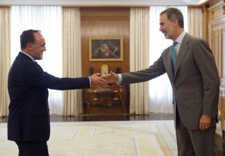 FOTOGRAFÍA. MADRID (ESPAÑA), 05.06.2019. El rey Felipe VI saluda al presidente de Unión del Pueblo Navarro (UPN), José Javier Esparza Abaurrea, esta mañana en el Palacio de la Zarzuela. Efe.