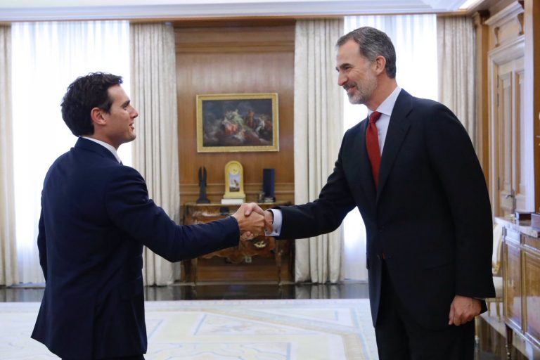 FOTOGRAFÍA. MADRID (ESPAÑA), 06.06.2019. Después d ela reunión con el rey, Rivera ha ofrecido una rueda de prensa en el Congreso. El rey Felipe VI saluda a Rivera. Ñ Pueblo (4)