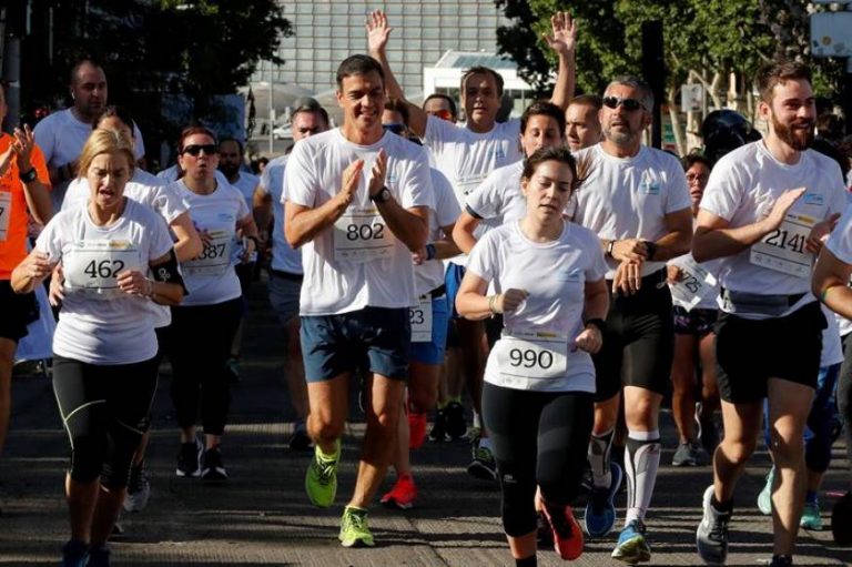 FOTOGRAFÍA. MADRID (ESPAÑA), 09.07.2019. El presidente del Gobierno en funciones, Pedro Sánchez (c), durante la carrera. Efe.