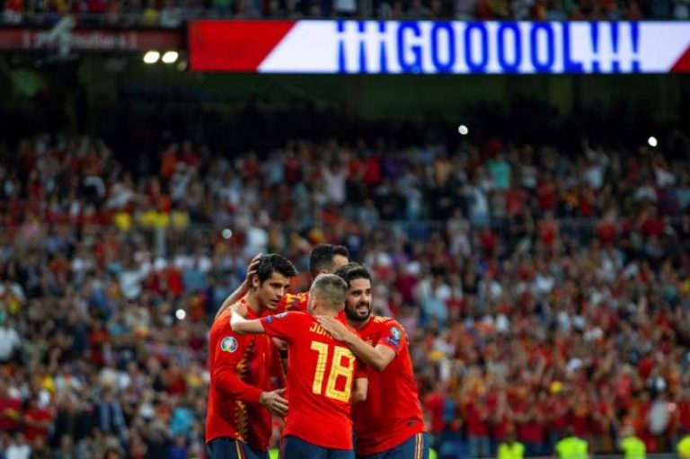 FOTOGRAFÍA. MADRID (ESPAÑA), 10.07.2019. El delantero de la selección española Álvaro Morata (i) celebra con sus compañeros tras marcar el segundo gol ante Suecia. Efe