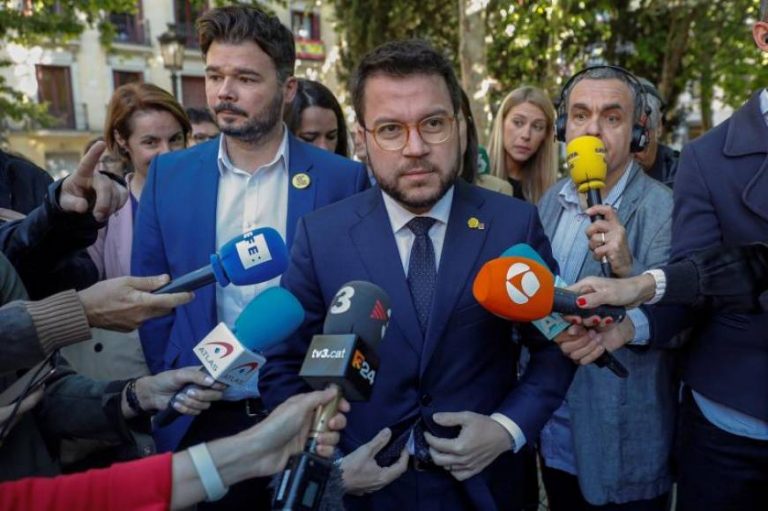 FOTOGRAFÍA. MADRID (ESPAÑA), 12.07.2019. El vicepresidente de la Generalitat, Pere Aragonés (c), y el portavoz del partido en el Congreso, Gabriel Rufián (i). Efe.
