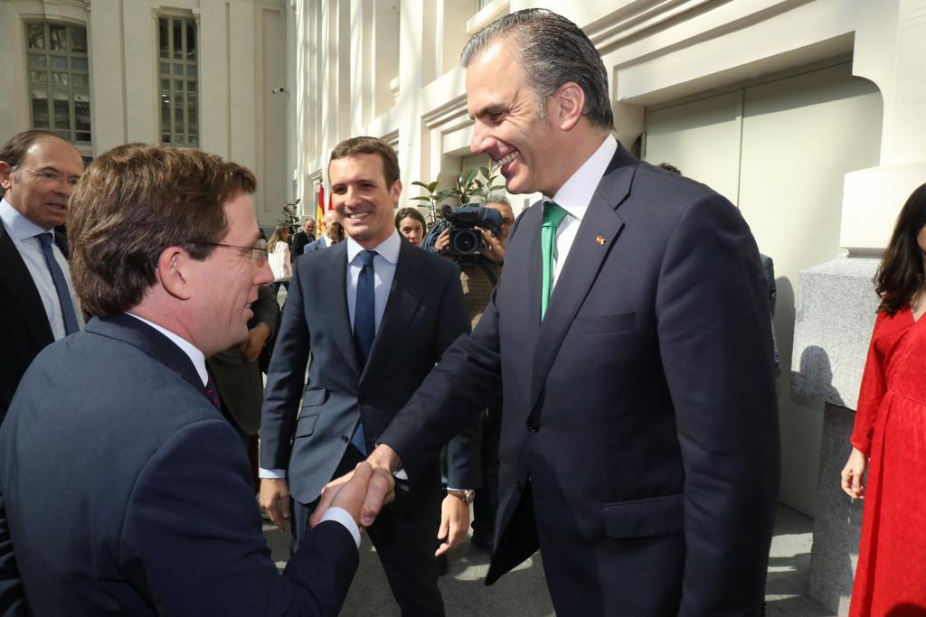 FOTOGRAFÍA. MADRID (ESPAÑA), 15.07.2019. El secretario general de VOX, Javier Ortega Smith-Molina recibe a las puertas del Ayuntamiento de Madrid. Ñ Pueblo
