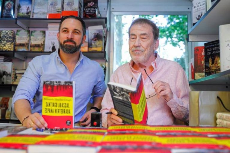 FOTOGRAFÍA. MADRID (ESPAÑA), 16.07.2019. El presidente de Vox, Santiago Abascal (i), que ha firmado este domingo, junto a Fernando Sánchez Drago. Efe