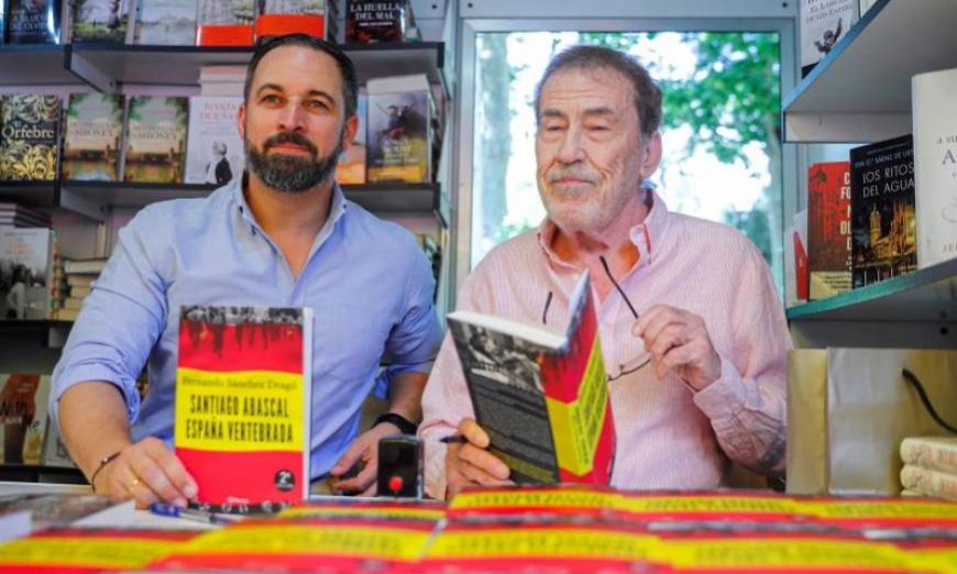 FOTOGRAFÍA. MADRID (ESPAÑA), 16.07.2019. El presidente de Vox, Santiago Abascal (i), que ha firmado este domingo, junto a Fernando Sánchez Drago. Efe