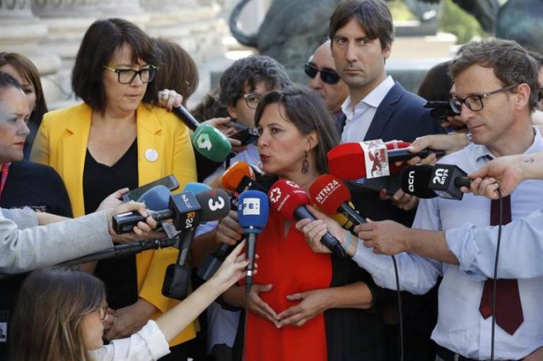 La eurodiputada de Diana Riba (ERC) jura la Constitución por los «presos políticos»
