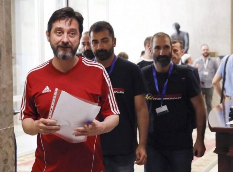 FOTOGRAFÍA. MADRID (ESPAÑA), 18.07.2019. El diputado de la alianza de ultraizquierda que lidera Pablo Iglesias «Unidas Podemos», Rafael Mayoral (i). Efe