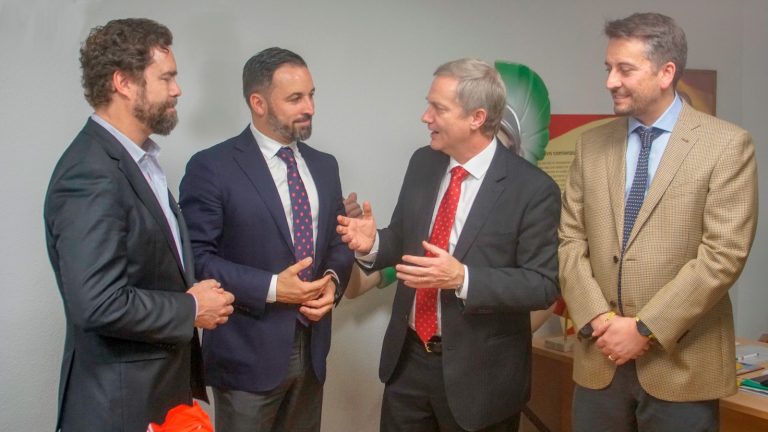 FOTOGRAFÍA. MADRID (ESPAÑA), 24.07.2019. El presidente de VOX, Santiago Abascal (2ª a la izquierda), junto al diputado y portavoz de VOX. Ñ Pueblo