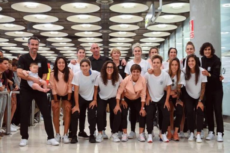 Aplausos a la selección española femenina de fútbol a su llegada a Madrid