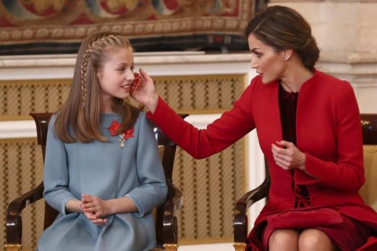 FOTOGRAFÍA. MADRID (ESPAÑA), 30.01.2018. La Reina Letizia junto a la Princesa Leonor (i) después de que el Rey Felipe VI le impusiera el Collar del Toisón de Oro. Efe