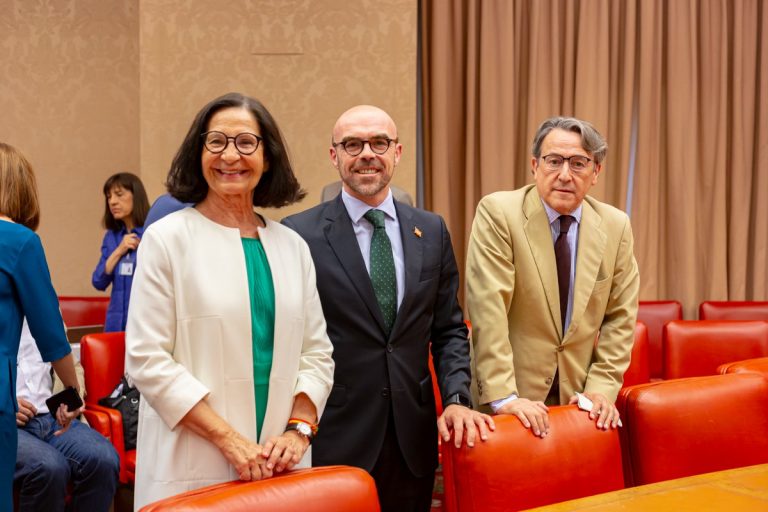 FOTOGRAFÍA. MADRID (ESPAÑA) CONGRESO DE LOS DIPUTADOS, 17.07.2019. Los tres eurodiputados de VOX, Jorge Buxadé (c), Mazaly Aguilar (i) y Hermann Tertsch (d) juran el cargo «por España». Ñ pueblo (2)