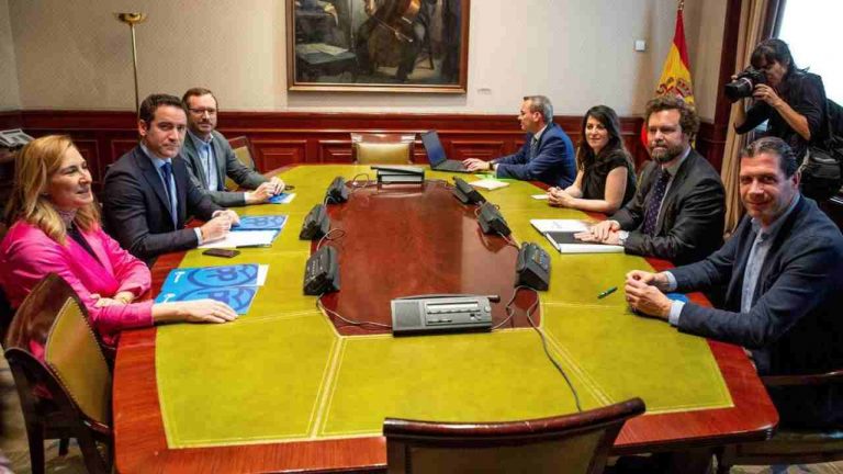 Principio de acuerdo entre VOX y PP para gobernar regiones y Ayuntamientos de España