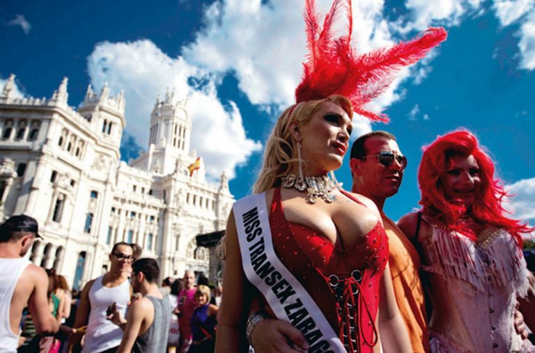 FOTOGRAFÍA. MADRID (ESPAÑA), Plaza de las Cibeles, julio de 2012. Un grupo de transexuales posa en la plaza de Cibeles durante la celebración del Orgullo Gay Madrid 2012. Efe