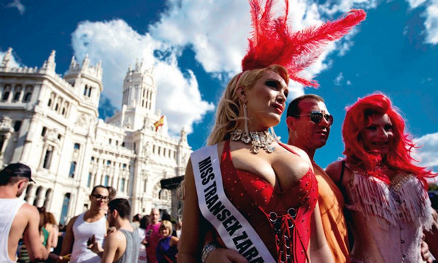 FOTOGRAFÍA. MADRID (ESPAÑA), Plaza de las Cibeles, julio de 2012. Un grupo de transexuales posa en la plaza de Cibeles durante la celebración del Orgullo Gay Madrid 2012. Efe