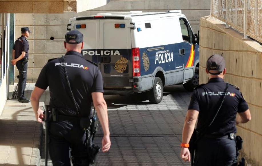 FOTOGRAFÍA. MÁLAGA (ESPAÑA), AÑO 2019. Vista de los agentes del Cuerpo Nacional de Policía cerca de un furgón policial. Efe. FOTOGRAFÍA. MÁLAGA (ESPAÑA), AÑO 2019. Vista de los agentes del Cuerpo Nacional de Policía cerca de un furgón policial. Efe.