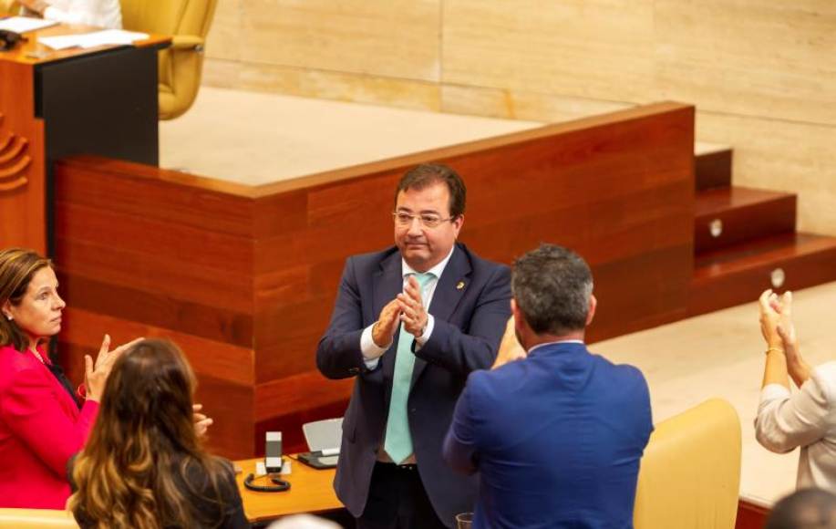 FOTOGRAFÍA. MÉRIDA (ESPAÑA), 25.06.2019. El candidato socialista Guillermo Fernández Vara es elegido presidente de la Junta de Extremadura en la segunda y última jornada del debate de investidura, hoy en el Parlamento regional, en Mérida. Efe.