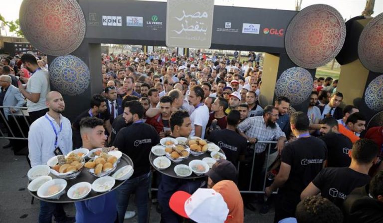 FOTOGRAFÍA. NUEVA CAPITAL DE EGIPTO (EL CAIRO), 02.06.2019. La nueva capital de Egipto, una nueva ciudad aún en construcción, se ha llenado con más de 6.000 comensales. Efe