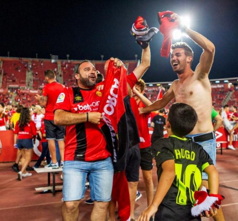 FOTOGRAFÍA. PALMA (MALLORCA), 23.07.2019. Aficionados del Mallorca celebran el ascenso de su equipo a LaLiga Santander, tras el partido ante el Deportivo. Efe.
