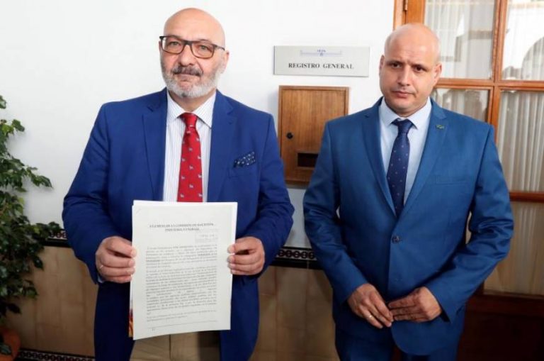FOTOGRAFÍA. PARLAMENTO DE ANDALUCÍA. MES DE JUNIO DE 2019. El portavoz del grupo parlamentario de Vox en Andalucía, Alejandro Hernández (i). Efe