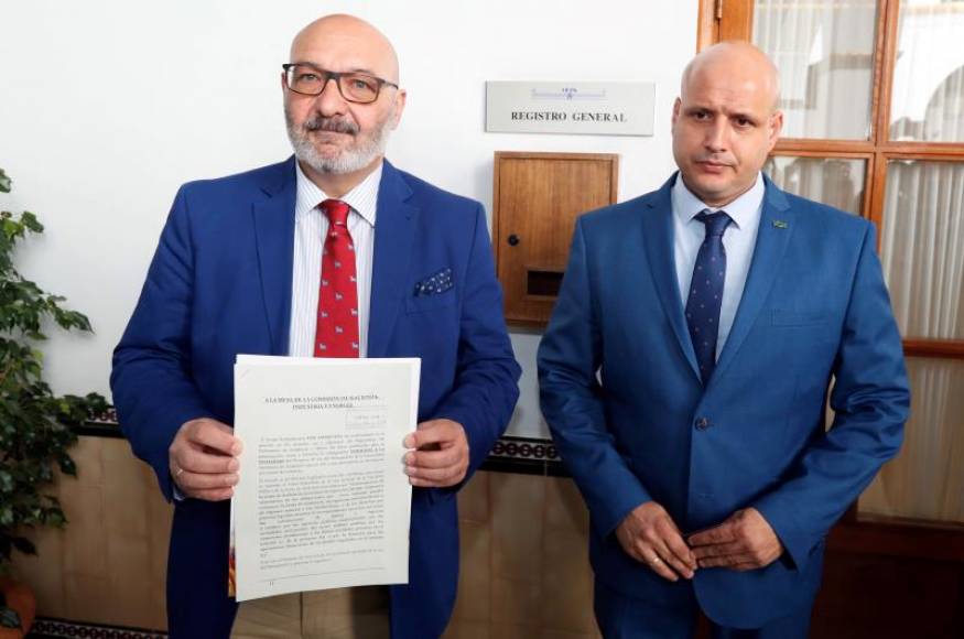 FOTOGRAFÍA. PARLAMENTO DE ANDALUCÍA. MES DE JUNIO DE 2019. El portavoz del grupo parlamentario de Vox en Andalucía, Alejandro Hernández (i). Efe FOTOGRAFÍA. PARLAMENTO DE ANDALUCÍA. MES DE JUNIO DE 2019. El portavoz del grupo parlamentario de Vox en Andalucía, Alejandro Hernández (i). Efe