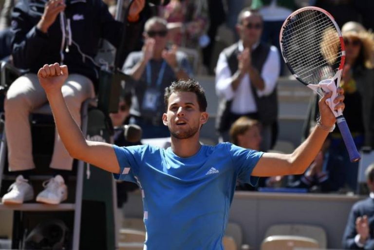 FOTOGRAFÍA. PARÍS (FRANCIA), 08.07.2019. El austríaco Dominic Thiem celebra un punto ante el serbio Novak Dokovic en la segunda semifinal de Roland Garros, París. Efe.