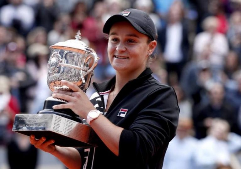 FOTOGRAFÍA. PARÍS (FRANCIA), 08.2019. La tenista australiana Ashleigh Barty levanta el trofeo tras ganar a la checa Marketa Vondrousova en Roland Garros, París. ) Efe.