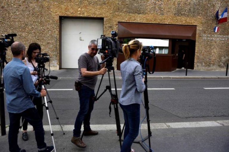 FOTOGRAFÍA. PARÍS (FRANCIA), 19.07.2019. Medios de comunicación se reúnen fuera de la prisión de La Sante para esperar la liberación de José Antonio Urrutikoetxea Bengoechea. Efe.