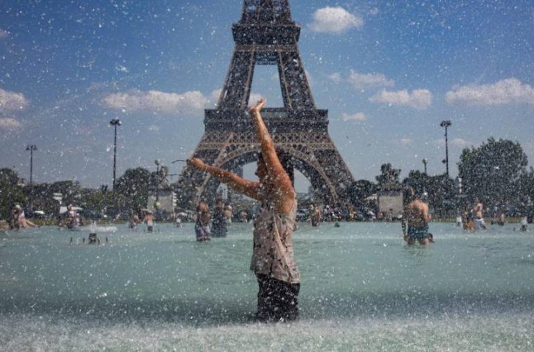 FOTOGRAFÍA. PARÍS (FRANCIA), 25.07.2019. Una mujer se refresca con el agua de la fuente de la Plaza del Trocadero, frente a la Torre Eiffel. Efe
