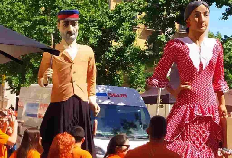 Gerona celebra su «Mercadal» 2019 con protagonistas que lucen trajes de sevillana