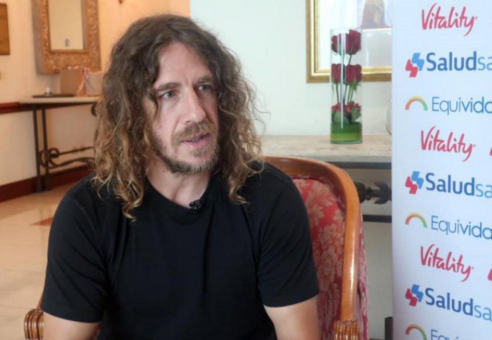 FOTOGRAFÍA. SAN FRANCISCO DE QUITO (REPÚBLICA DEL ECUADOR), 14.07.2019. El excapitán barcelonista Carles Puyol habla este jueves durante una entrevista con Efe, en Quito (Ecuador). Efe.