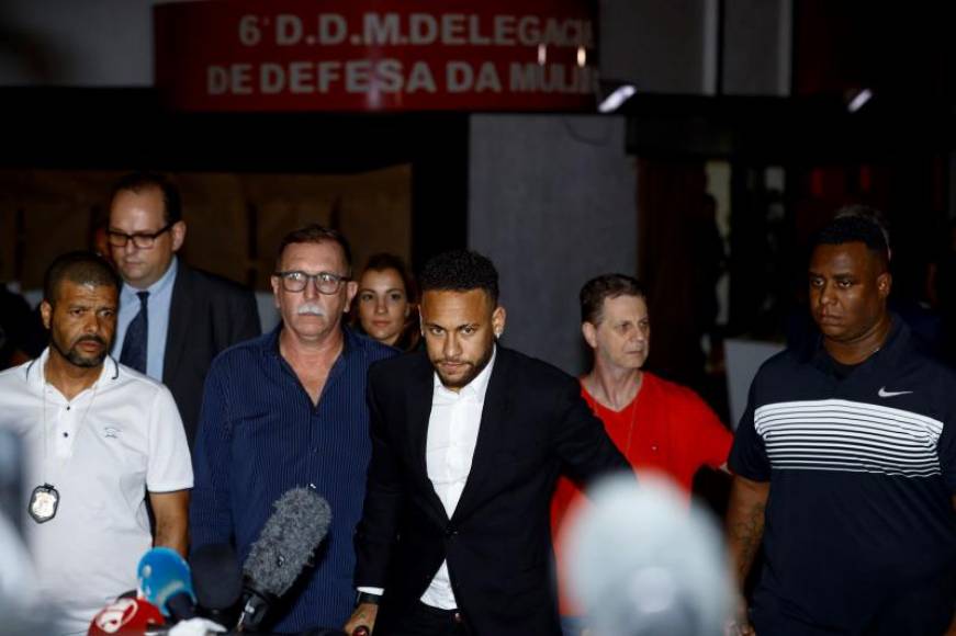 FOTOGRAFÍA. SAN PAOLO (BRASIL), 13.07.207. El futbolista brasileño Neymar Junior. deja la Comisaría de Defensa de la Mujer este jueves en Sao Paulo (Brasil). Efe