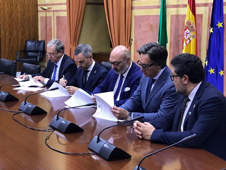 FOTOGRAFÍA. SEVILLA (ANADALUCÍA), 12.07.2019. Pacto de Ciudadanos Cs, VOX y PP en Andalucía. Ñ Pueblo