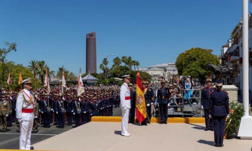 FOTOGRAFÍA. SEVILLA (ESPAÑA), 01.06.2019. El rey Felipe durante el izado de la bandera, previo al desfile del «Día de las Fuerzas Armadas». Efe