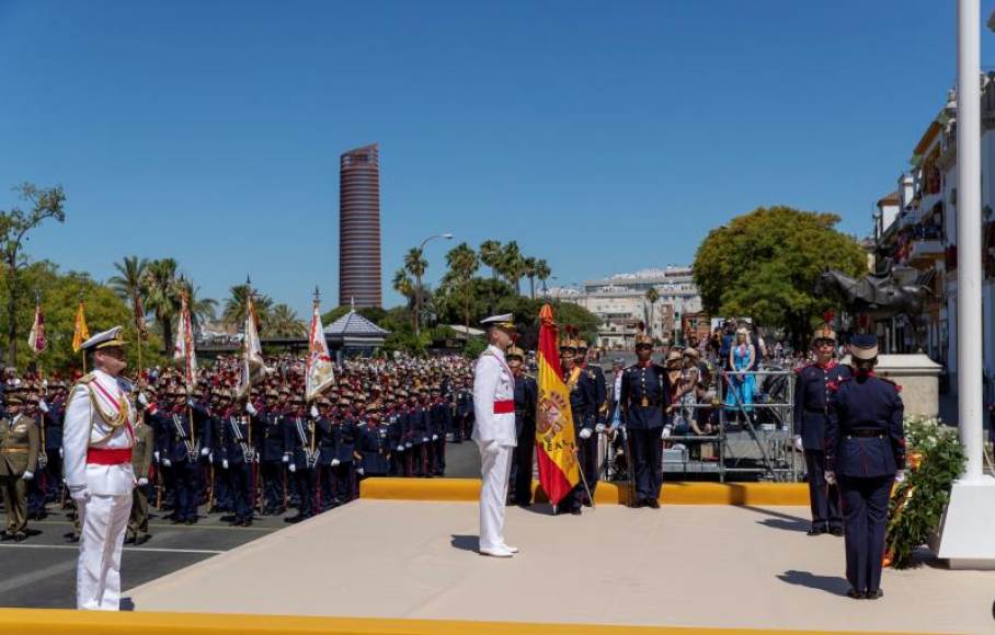 FOTOGRAFÍA. SEVILLA (ESPAÑA), 01.06.2019. El rey Felipe durante el izado de la bandera, previo al desfile del «Día de las Fuerzas Armadas». Efe FOTOGRAFÍA. SEVILLA (ESPAÑA), 01.06.2019. El rey Felipe durante el izado de la bandera, previo al desfile del «Día de las Fuerzas Armadas». Efe