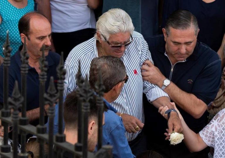 FOTOGRAFÍA. UTRERA (SEVILLA) ESPAÑA, 03.07.2019. El padre del futbolista José Antonio Reyes, fallecido en un accidente de tráfico, es ayudado por familiares. Efe
