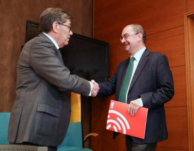 FOTOGRAFÍA. ZARAGOZA (ESPAÑA), 07.06.2019. El secretario general del PSOE aragonés, Javier Lamban (d). Efe.